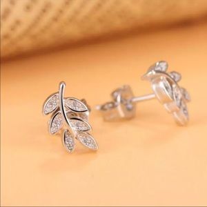 🌟 Sterling Silver 925 CZ Leaves Stud Earrings